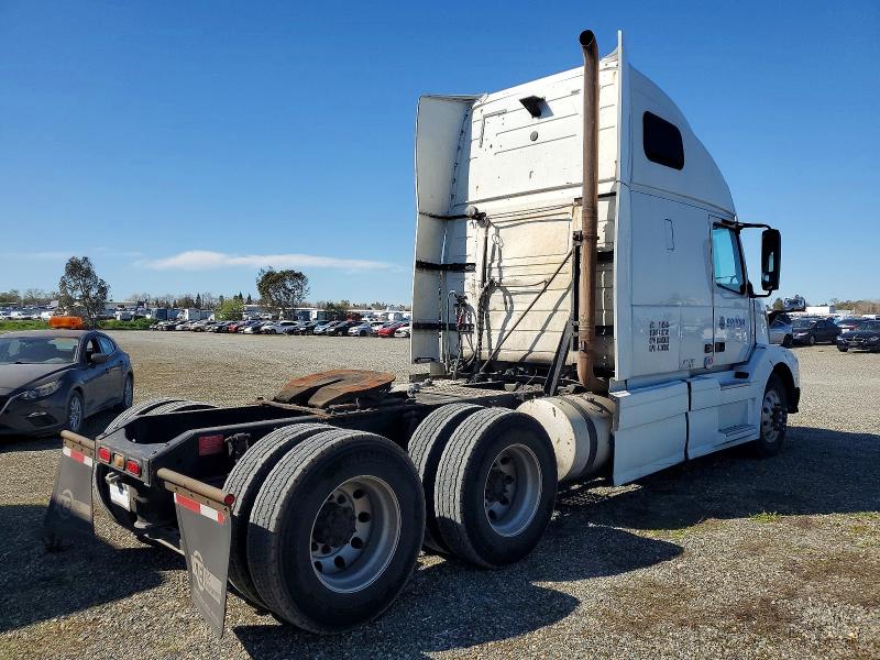 2014 Volvo Vnl VIN 4V4NC9EH7EN174971 COPART salvage auction — MINOR DENT/SCRATCHES, Wa - Dis/Dlr/Exp Only Clean Title, sold $15 on 2026-07-30 (photo 4)