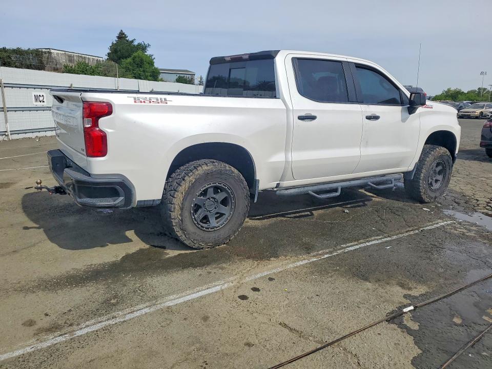 2021 Chevrolet Silverado 1500 VIN 1GCPYFED3MZ308299 COPART salvage auction — MINOR DENT/SCRATCHES, CA - CERTIFICATE OF TITLE, sold $25,500 on 2026-07-02 (photo 3)