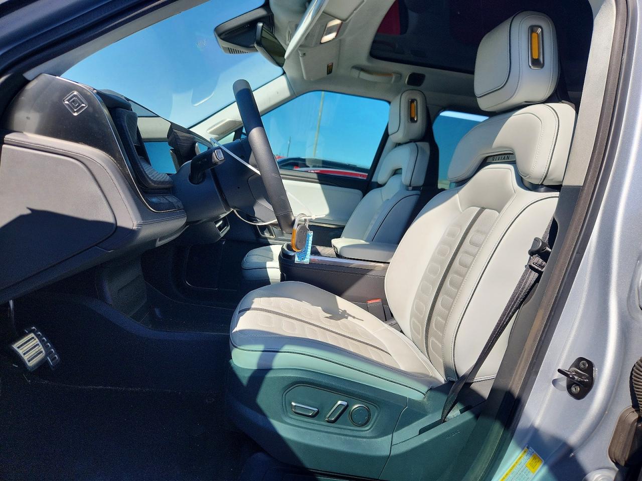 2023 Rivian R1T VIN 7FCTGAAA6PN021299 COPART salvage auction — Front End, TX - SALVAGE VEHICLE TITLE, sold $12,900 on 2026-06-25 (photo 7)