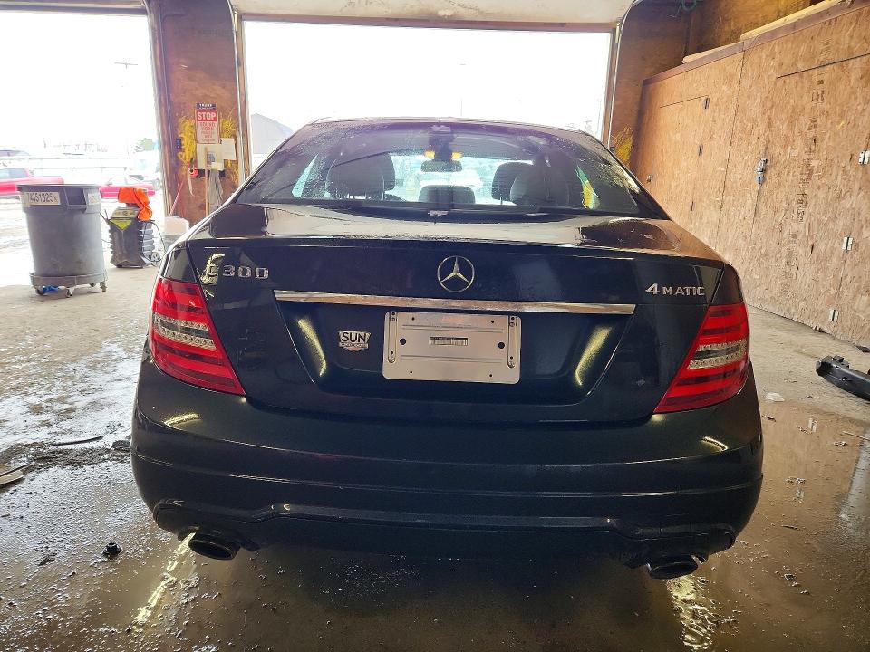 2012 Mercedes-benz C-klasse VIN WDDGF8BBXCR199445 COPART salvage auction — SIDE, Salvage Title, sold $750 on 2026-08-06 (photo 6)