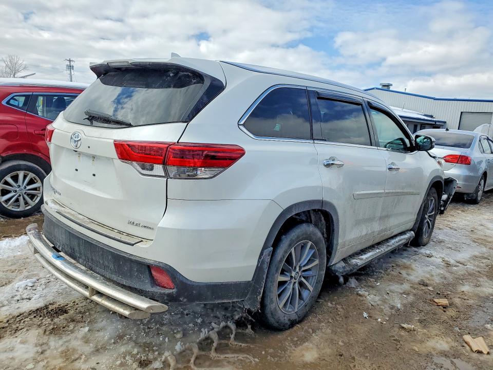 2018 Toyota Highlander VIN 5TDJZRFH3JS530134 COPART salvage auction — FRONT END, Salvage Title, sold $5,500 on 2026-07-15 (photo 3)