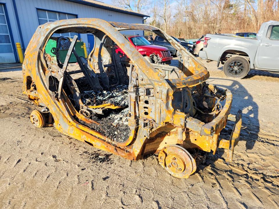 2009 Smart Fortwo VIN WMEEJ31XX9K281128 COPART salvage auction — BURN, NH - CERT OF TITLE-SALVAGE, sold $90 on 2026-08-04 (photo 4)