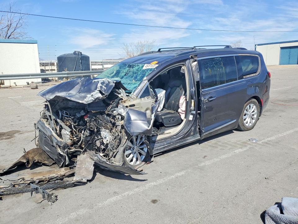 2017 Chrysler Pacifica VIN 2C4RC1BG5HR642665 COPART salvage auction — FRONT END, Salvage Title, sold $400 on 2026-09-10 (photo 1)