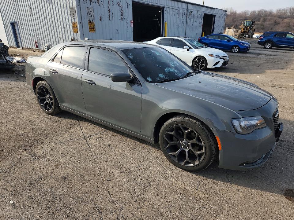2019 Chrysler 300 VIN 2C3CCABG0KH516558 COPART salvage auction — HAIL, Il - Salvage Certificate, sold $2,450 on 2026-07-03 (photo 4)