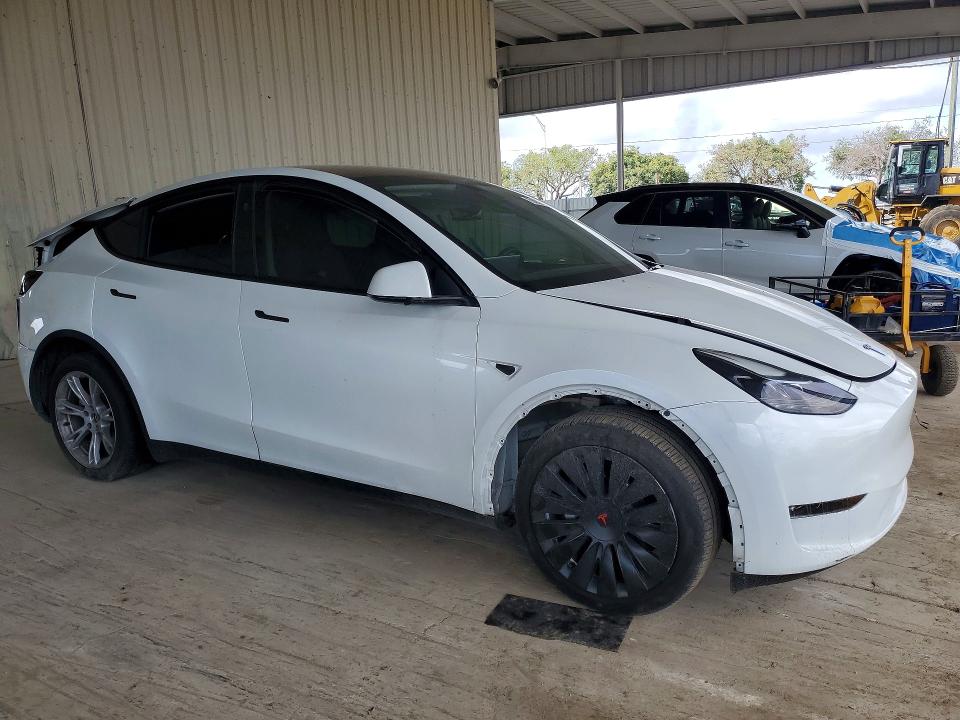 2024 Tesla Model y VIN 7SAYGDEEXRA263976 COPART salvage auction — REAR END, Salvage Title, sold $8,200 on 2026-07-22 (photo 4)