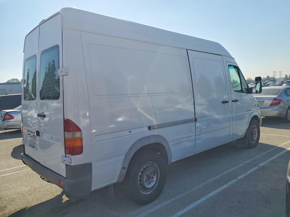 2005 Sprinter 2500 sprin VIN WD2PD644555767032 COPART salvage auction — MINOR DENT/SCRATCHES, CA - DIS/DLR/EXP ONLY CLEAN TITLE, sold $950 on 2026-07-07 (photo 3)