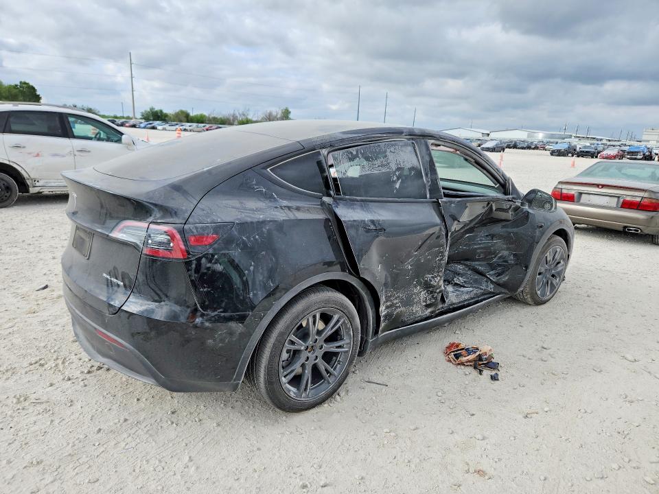 2024 Tesla Model y VIN 7SAYGAEE8RF116654 COPART salvage auction — SIDE, Tx - Salvage Vehicle Title, sold $13,000 on 2026-07-16 (photo 3)