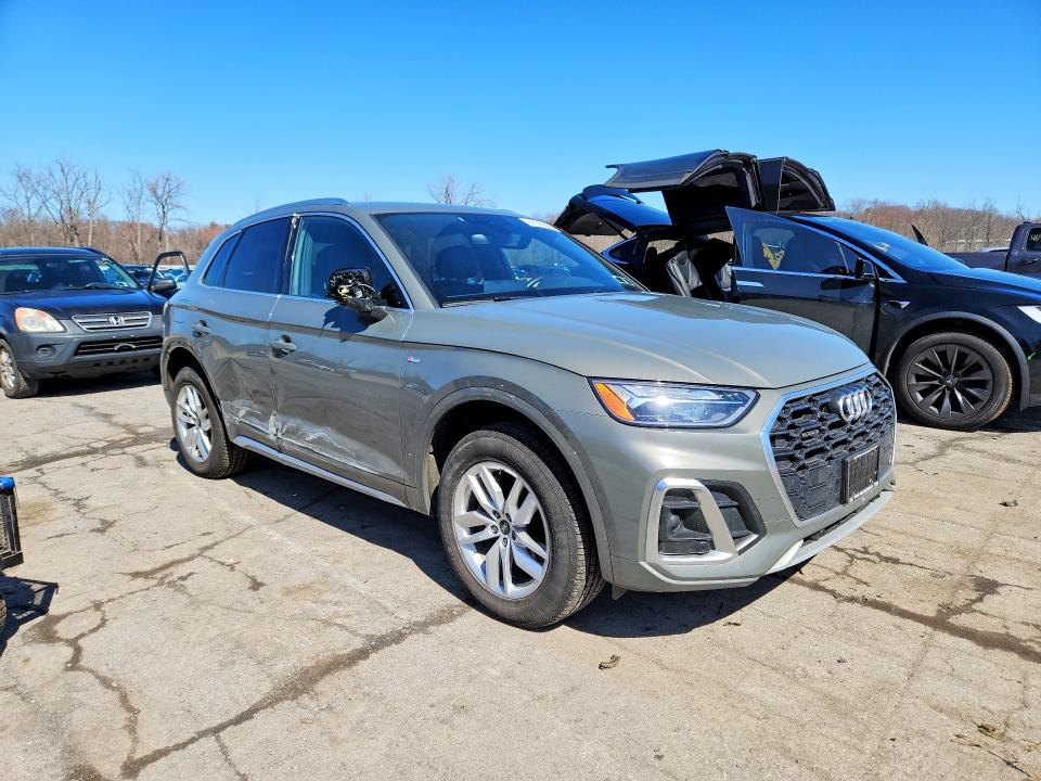 2023 Audi Q5 VIN WA1GAAFY0P2152951 COPART salvage auction — SIDE, Salvage Title, sold $16,800 on 2026-08-25 (photo 4)