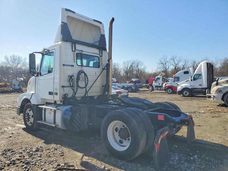 2016 Volvo Vnl VIN 4V4N39TG0GN965520 COPART salvage auction — NORMAL WEAR, In - Certificate Of Title, sold $5,500 on 2026-07-10 (photo 3)