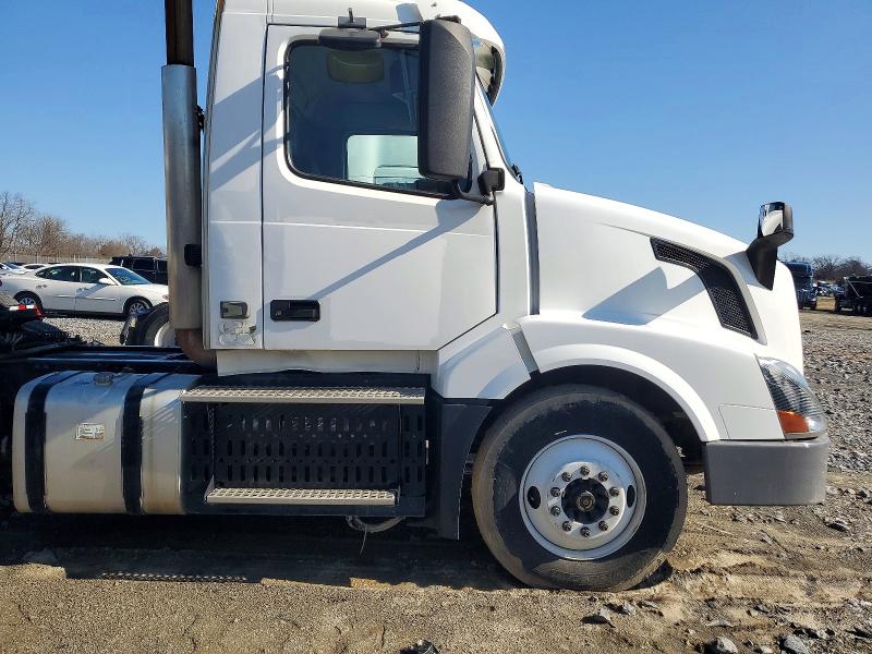 2016 Volvo Vnl VIN 4V4N39TG0GN965520 COPART salvage auction — NORMAL WEAR, In - Certificate Of Title, sold $5,500 on 2026-07-10 (photo 9)