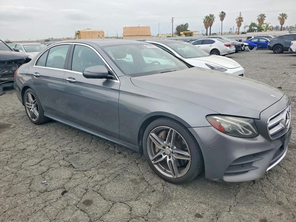 2017 Mercedes-benz E-klasse VIN WDDZF4KB6HA093517 COPART salvage auction — MINOR DENT/SCRATCHES, Ca - Dis/Dlr/Exp Only Clean Title (P), sold $6,900 on 2026-07-30 (photo 4)