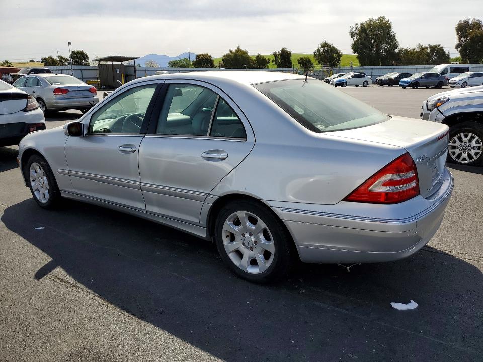 2005 Mercedes-benz C class VIN WDBRF61J75F558463 COPART salvage auction — MINOR DENT/SCRATCHES, Ca - Dis/Dlr/Exp Only Clean Title, sold $500 on 2026-07-08 (photo 2)