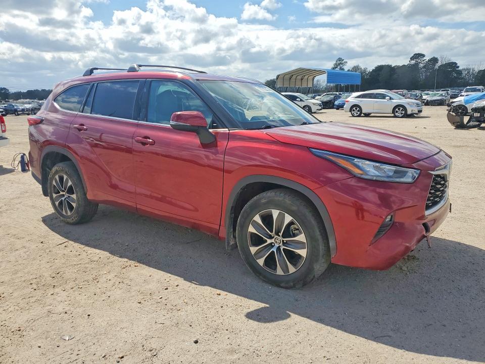 2020 Toyota Highlander VIN 5TDGZRBH1LS017547 COPART salvage auction — SIDE, Salvage Title, sold $9,900 on 2026-07-30 (photo 4)