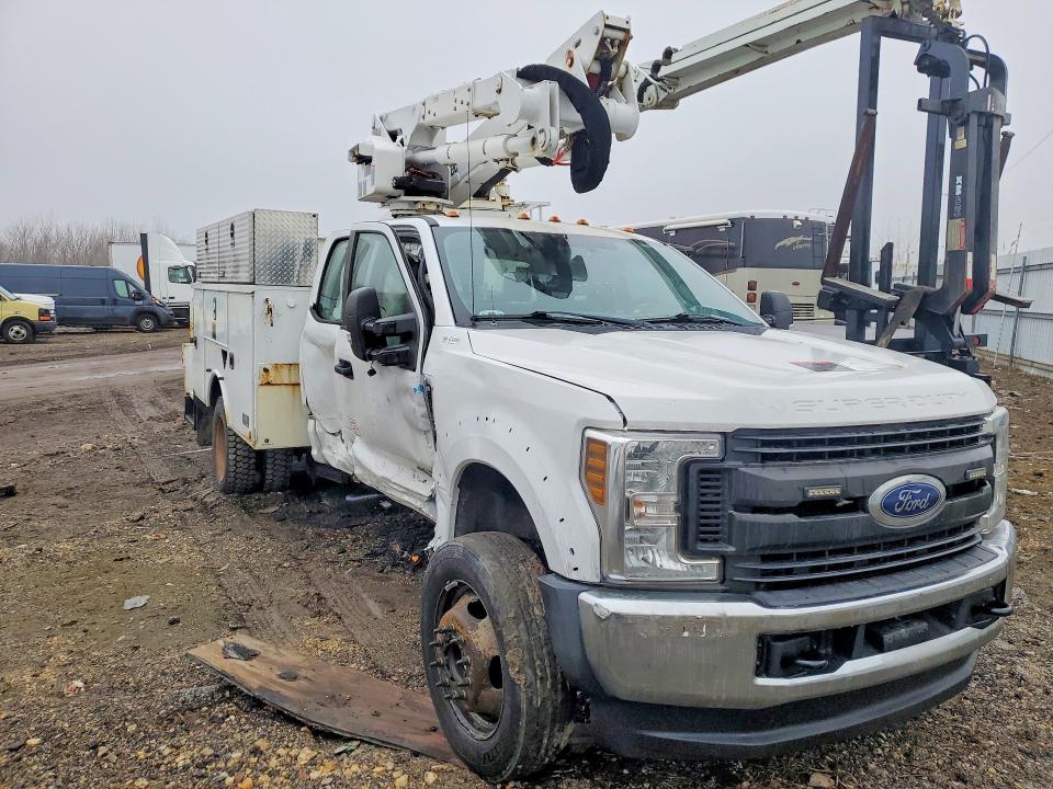 2019 Ford F550 VIN 1FD0X5HT1KEF06185 COPART salvage auction — SIDE, IL - SALVAGE CERTIFICATE, sold $7,300 on 2026-07-08 (photo 4)