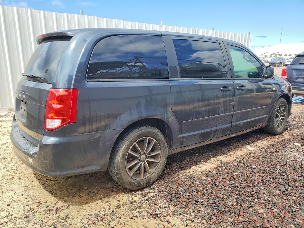 2014 Dodge Grand Caravan VIN 2C4RDGCGXER462608 COPART salvage auction — Normal Wear, HI - CERT OF TITLE-REPOSSESSION, sold $1 on 2026-06-29 (photo 3)