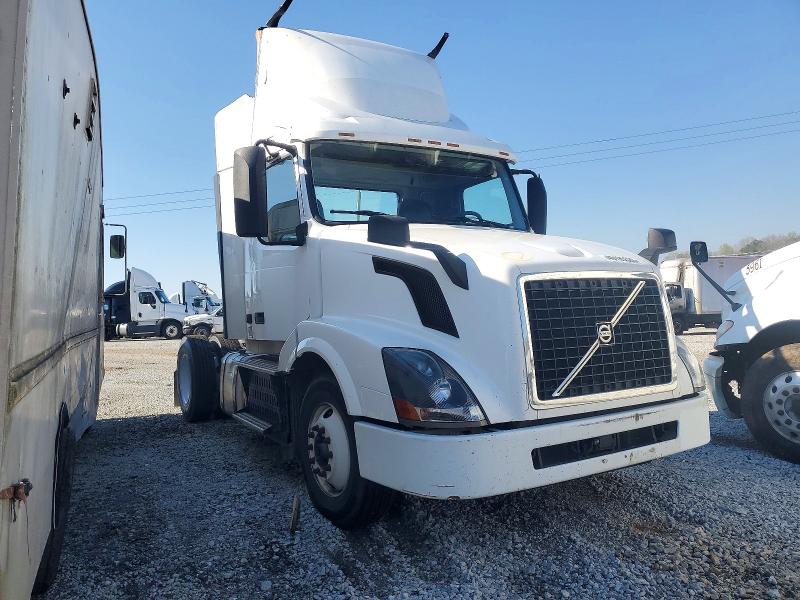 2015 Volvo Vnl VIN 4V4N19TG7FN922782 COPART salvage auction — ROOF, IN - CERTIFICATE OF TITLE, sold $5,000 on 2026-07-29 (photo 1)