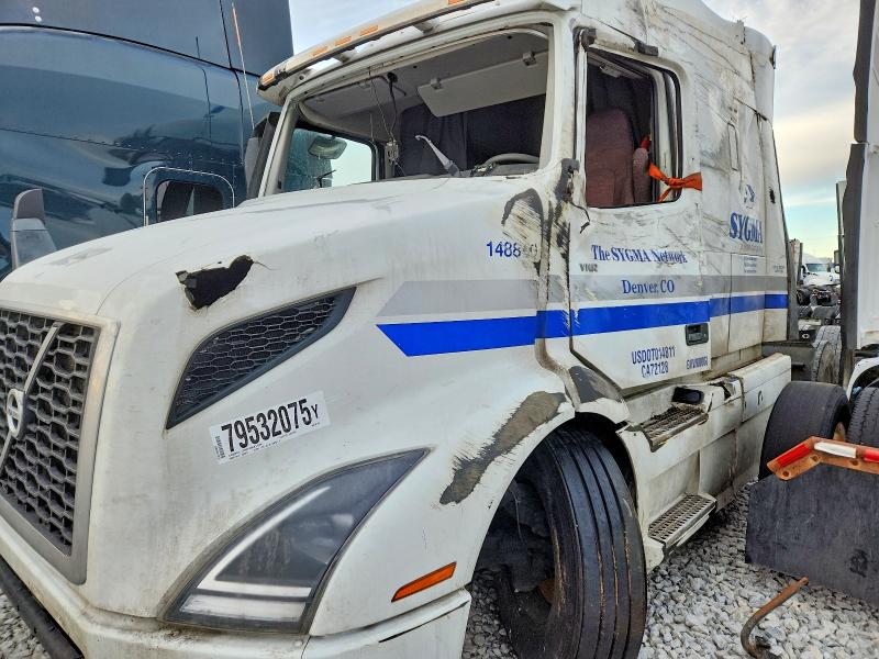 2025 Volvo Vnr VIN 4V4WC9EHXSN677443 COPART salvage auction — ROLLOVER, Ne - Cert Of Title-Salvage, sold $36,500 on 2026-08-06 (photo 9)