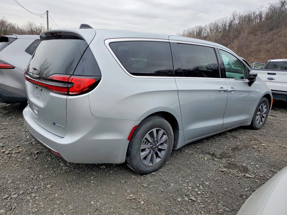 2024 Chrysler Pacifica VIN 2C4RC1S76RR141544 COPART salvage auction — WATER/FLOOD, Nj - Cert Of Title-Salvage Flood, sold $14,200 on 2026-07-03 (photo 3)