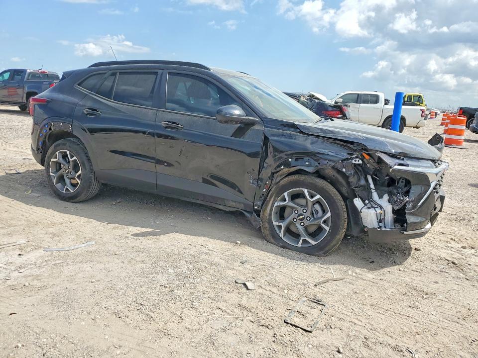 2025 Chevrolet Trax VIN KL77LHEP6SC285053 COPART salvage auction — SIDE, Tx - Salvage Vehicle Title, sold $5,900 on 2026-07-02 (photo 4)