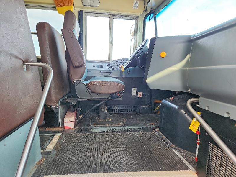 2010 Ic corporation Ce series school VIN 4DRBUAAP2AB229070 COPART salvage auction — NORMAL WEAR, Il - Certificate Of Title, sold $2,000 on 2026-07-08 (photo 5)