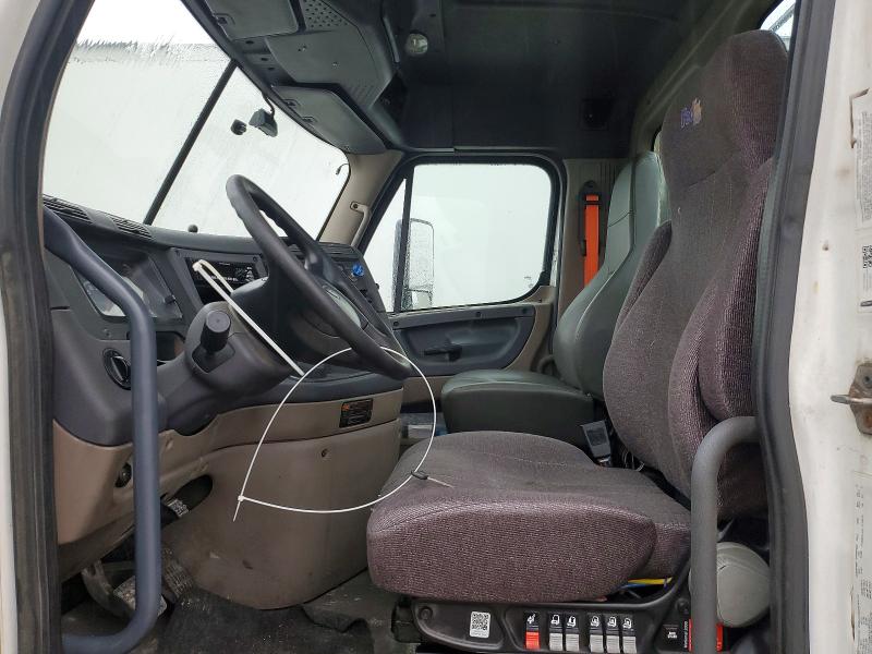 2016 Freightliner Cascadia 125 VIN 1FUBGEDV5GLHC5682 COPART salvage auction — MINOR DENT/SCRATCHES, IN - CERTIFICATE OF TITLE, sold $5,000 on 2026-07-09 (photo 5)