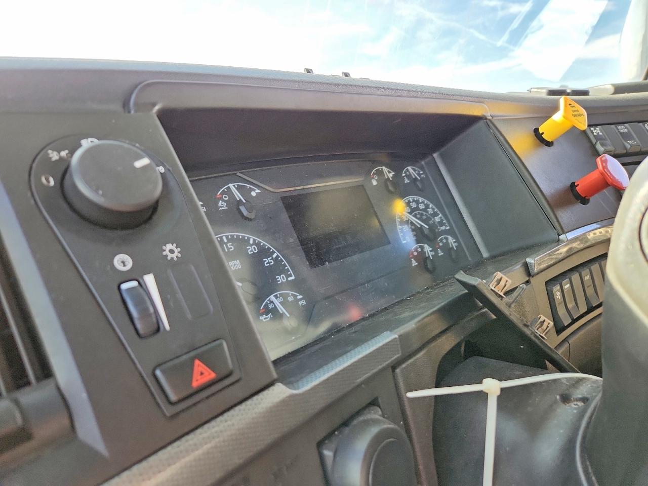 2021 Volv Vnr VIN 4V4WC9EH6MN600328 COPART salvage auction — Side, NE - CERT OF TITLE-SALVAGE, sold $4,550 on 2026-07-02 (photo 8)