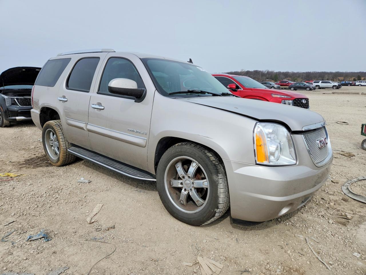 2007 GMC Yukon VIN 1GKFK63897J183688 COPART salvage auction — Side, KS - CERT OF TITLE-SALVAGE, sold $1,400 on 2026-07-02 (photo 4)