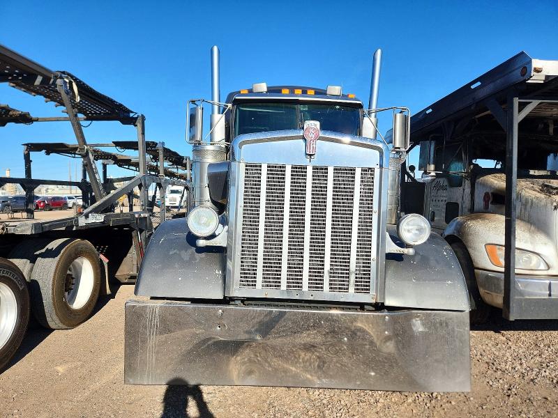 2001 Kenworth W900 VIN 1XKWDB9X11R863966 COPART salvage auction — MINOR DENT/SCRATCHES, AZ - CERTIFICATE OF TITLE, sold $10,100 on 2026-07-21 (photo 9)