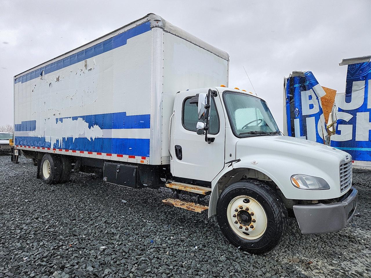 2017 Frht - freightliner VIN 1FVACWDUXHHJA4813 COPART salvage auction — Undercarriage, MI - DEALER ONLY CLEAN TITLE, sold $8,000 on 2026-04-06 (photo 4)