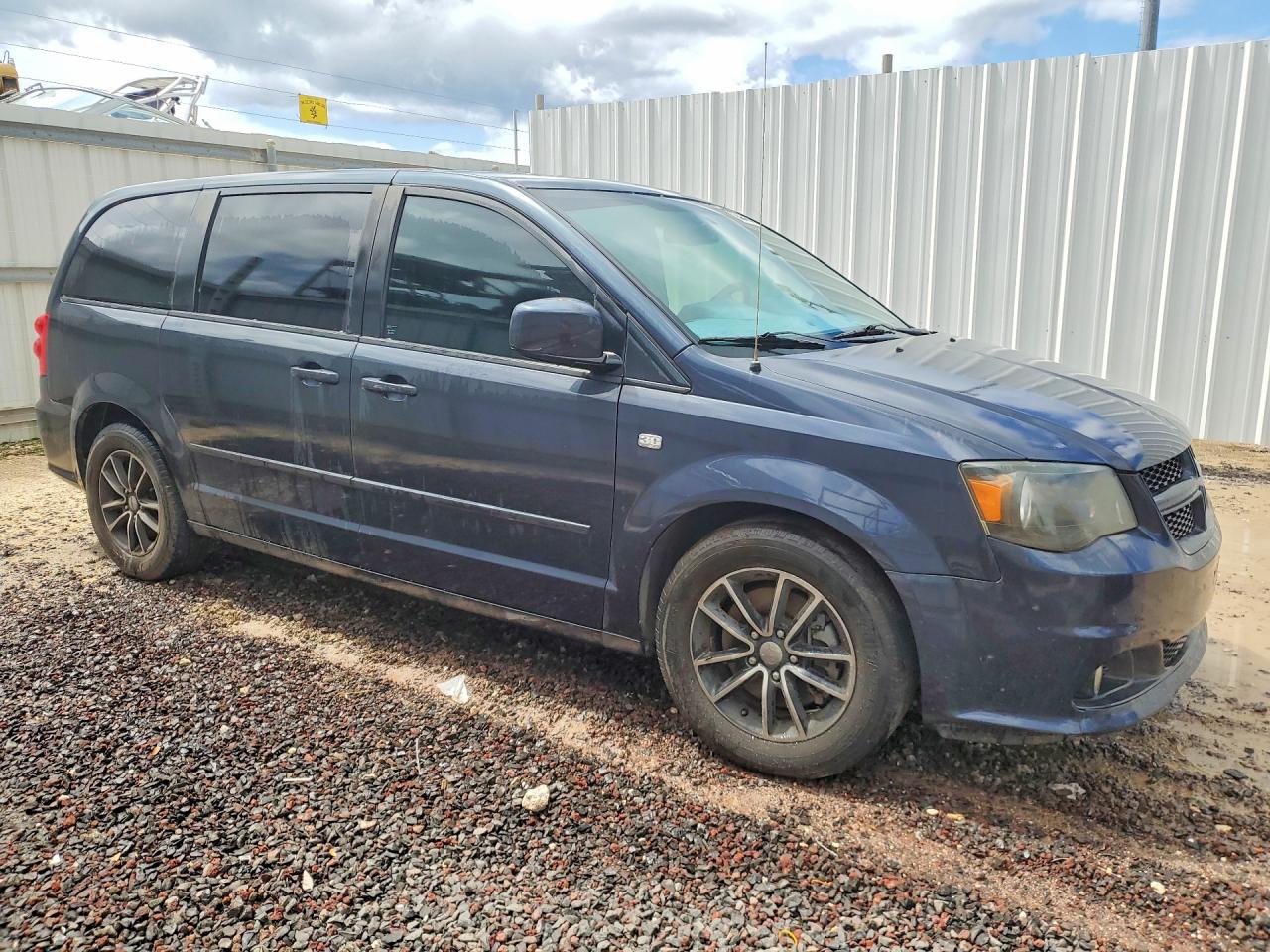 2014 Dodge Grand Caravan VIN 2C4RDGCGXER462608 COPART salvage auction — Normal Wear, HI - CERT OF TITLE-REPOSSESSION, sold $1 on 2026-06-29 (photo 4)