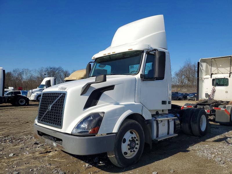 2016 Volvo Vnl VIN 4V4N39TG0GN965520 COPART salvage auction — NORMAL WEAR, In - Certificate Of Title, sold $5,500 on 2026-07-10 (photo 2)