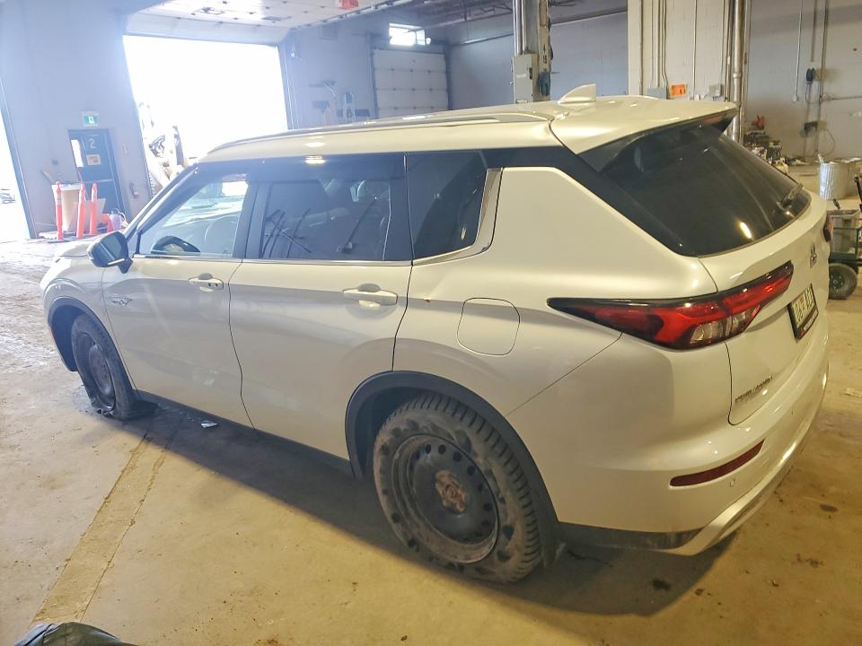 2025 Mitsubishi Outlander VIN JA4T5VA95SZ601034 COPART salvage auction — FRONT END, Pe - Salvage Title, sold $21,300 on 2026-07-23 (photo 2)