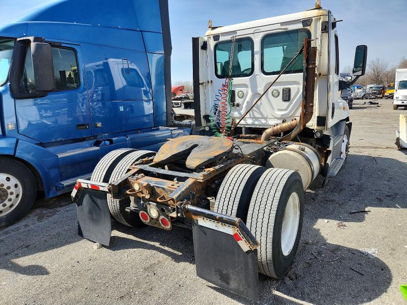 2016 Freightliner Cascadia 125 VIN 1FUBGEDV6GLHC5674 COPART salvage auction — MINOR DENT/SCRATCHES, IN - CERTIFICATE OF TITLE, sold $5,000 on 2026-07-27 (photo 4)