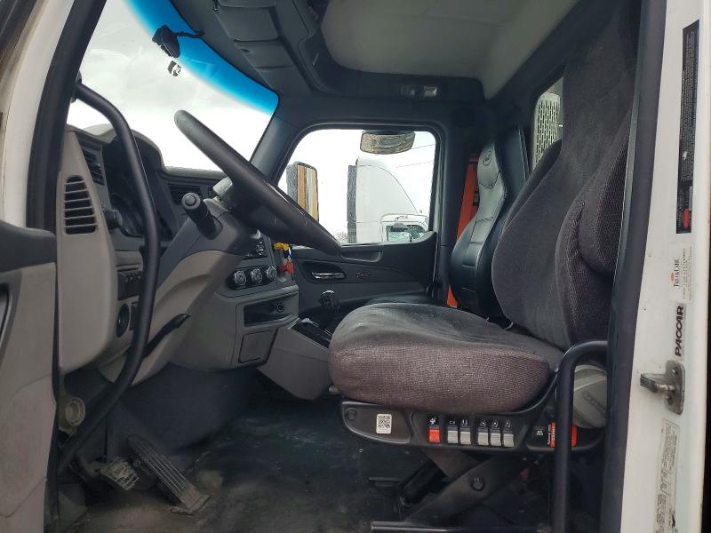 2016 Peterbilt 579 VIN 1XPBA48X7GD354422 COPART salvage auction — NORMAL WEAR, IN - CERTIFICATE OF TITLE, sold $4,200 on 2026-10-09 (photo 5)