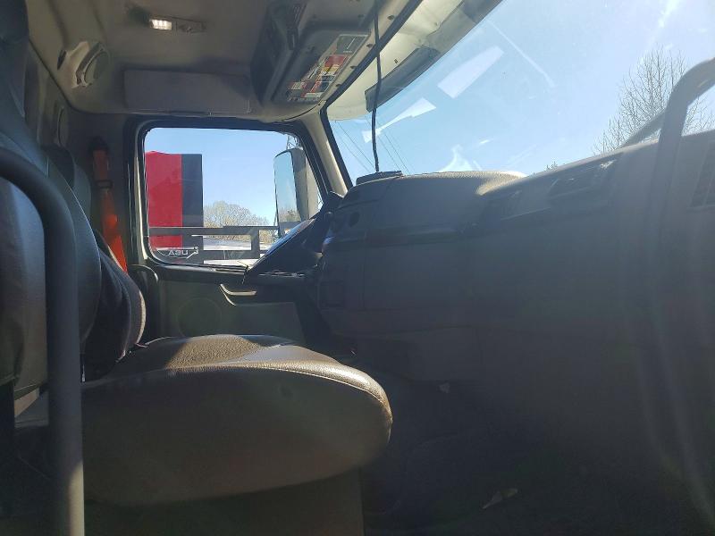 2018 Volvo Vnl VIN 4V4N39TG7JN988235 COPART salvage auction — MECHANICAL, In - Dealer Only Clean Title, sold $5,000 on 2026-07-08 (photo 5)