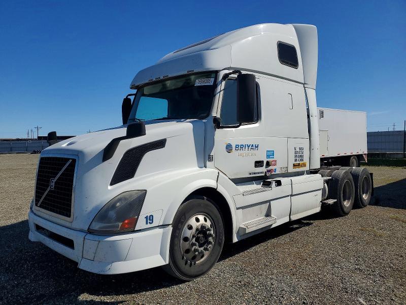2014 Volvo Vnl VIN 4V4NC9EH7EN174971 COPART salvage auction — MINOR DENT/SCRATCHES, Wa - Dis/Dlr/Exp Only Clean Title, sold $15 on 2026-07-30 (photo 2)