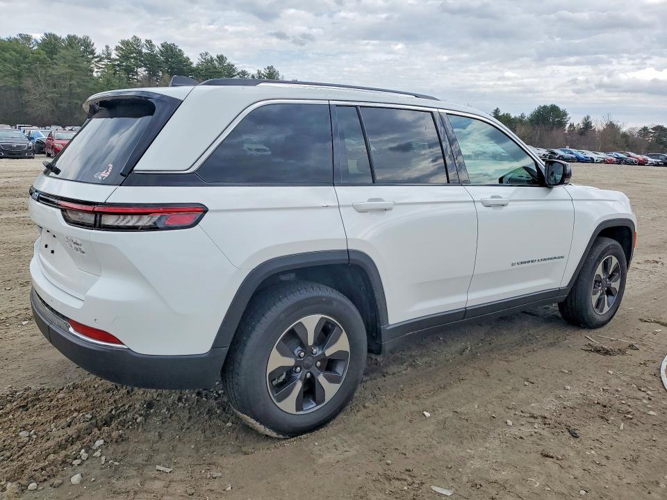2023 Jeep Cherokee VIN 1C4RJYB60PC663730 COPART salvage auction — ROOF, MA - CERT OF TITLE-SALVAGE, sold $16,400 on 2026-07-30 (photo 3)