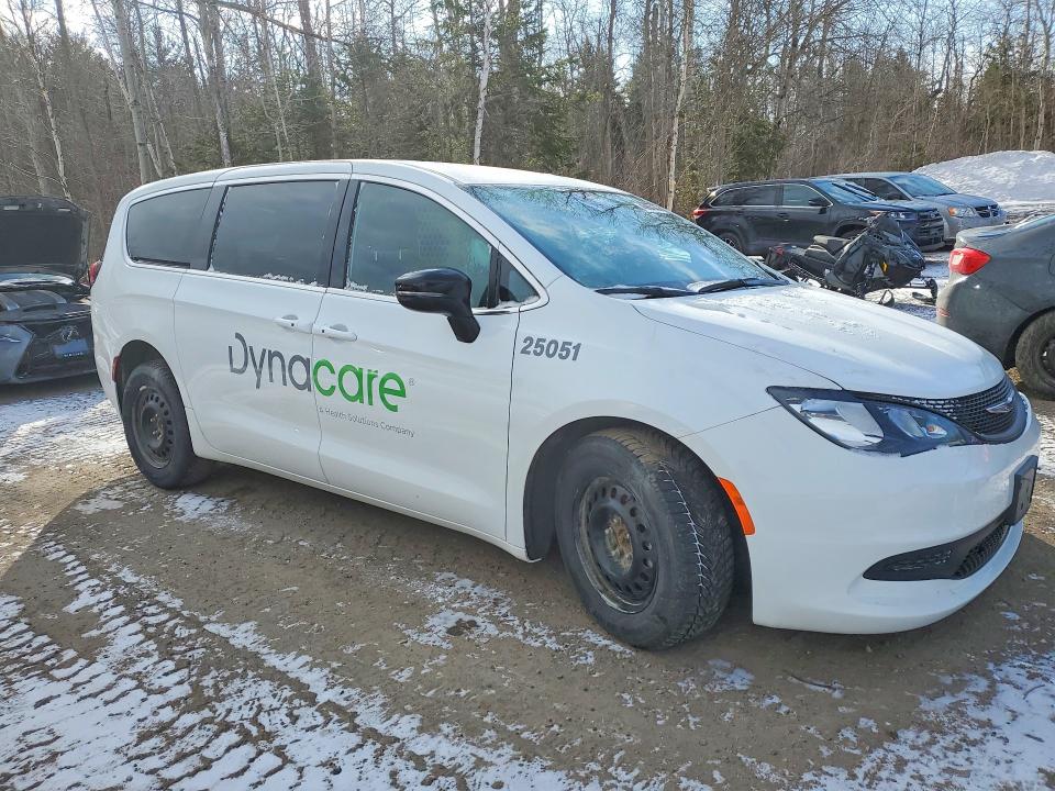 2025 Chrysler Grand caravan VIN 2C4RC1ZG1SR611099 COPART salvage auction — SIDE, Salvage Title, sold $7,700 on 2026-08-13 (photo 4)