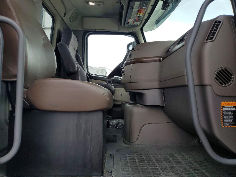 2017 Volvo VIN 4V4N39TG0HN988104 COPART salvage auction — MECHANICAL, In - Certificate Of Title, sold $5,000 on 2026-08-03 (photo 5)