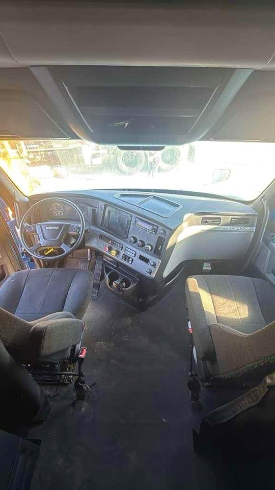 2022 Freightliner All other VIN 3AKJHHDR4NSNT7476 COPART salvage auction — Minor Dent/Scratches, IN - CERTIFICATE OF TITLE (P), sold $30,500 on 2026-03-31 (photo 9)