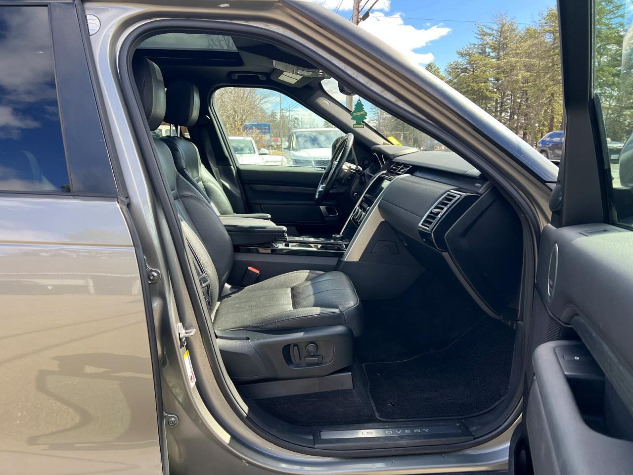 2017 Land Rover Discovery VIN SALRRBBK0HA038494 COPART salvage auction — Minor Dent/Scratches, VA - CERTIFICATE OF TITLE (P), sold $6,900 on 2026-04-24 (photo 5)