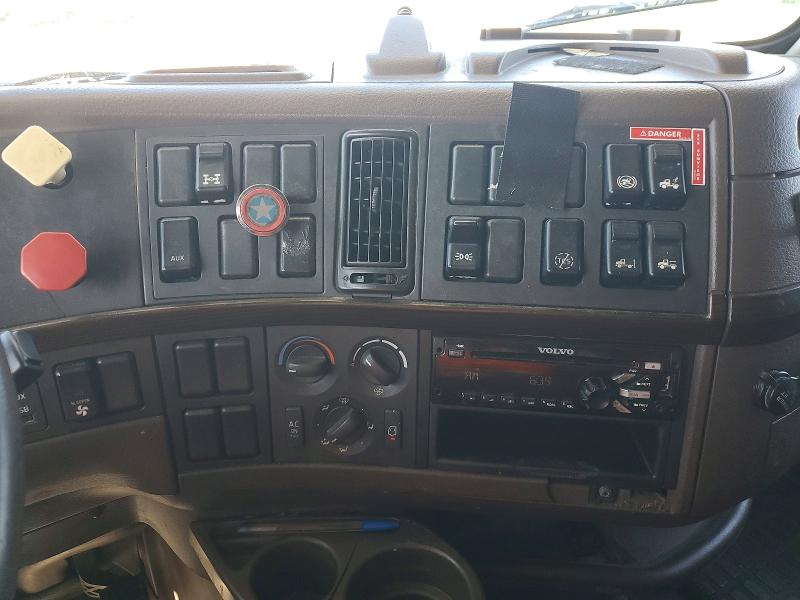 2014 Volvo Vnl VIN 4V4NC9EH7EN174971 COPART salvage auction — MINOR DENT/SCRATCHES, Wa - Dis/Dlr/Exp Only Clean Title, sold $15 on 2026-07-30 (photo 9)