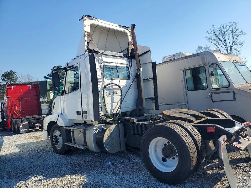 2015 Volvo Vnl VIN 4V4N19TG7FN922782 COPART salvage auction — ROOF, IN - CERTIFICATE OF TITLE, sold $5,000 on 2026-07-29 (photo 3)