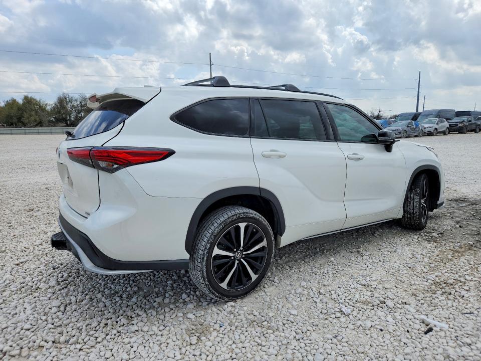2021 Toyota Highlander VIN 5TDLZRAH1MS049612 COPART salvage auction — SIDE, TX - SALVAGE VEHICLE TITLE, sold $5,800 on 2026-07-23 (photo 3)