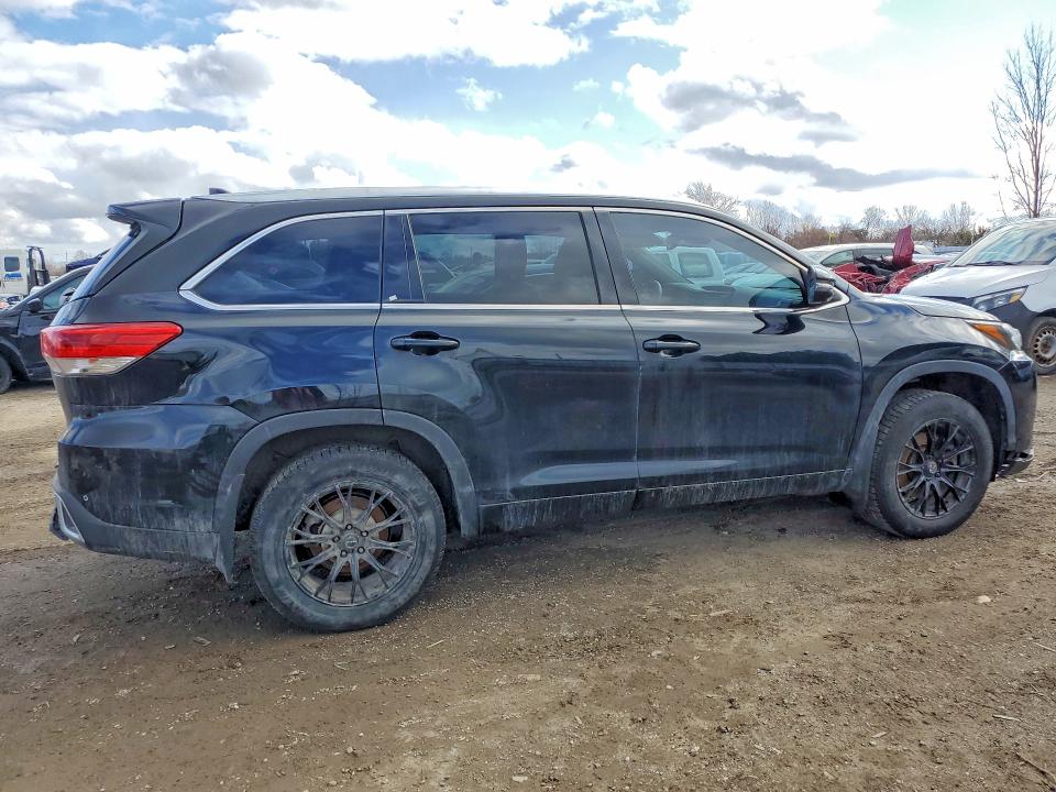 2018 Toyota VIN 5TDDZRFH1JS833975 COPART salvage auction — VANDALISM, On - Permit No Brand - Unfit, sold $15,900 on 2026-07-03 (photo 3)