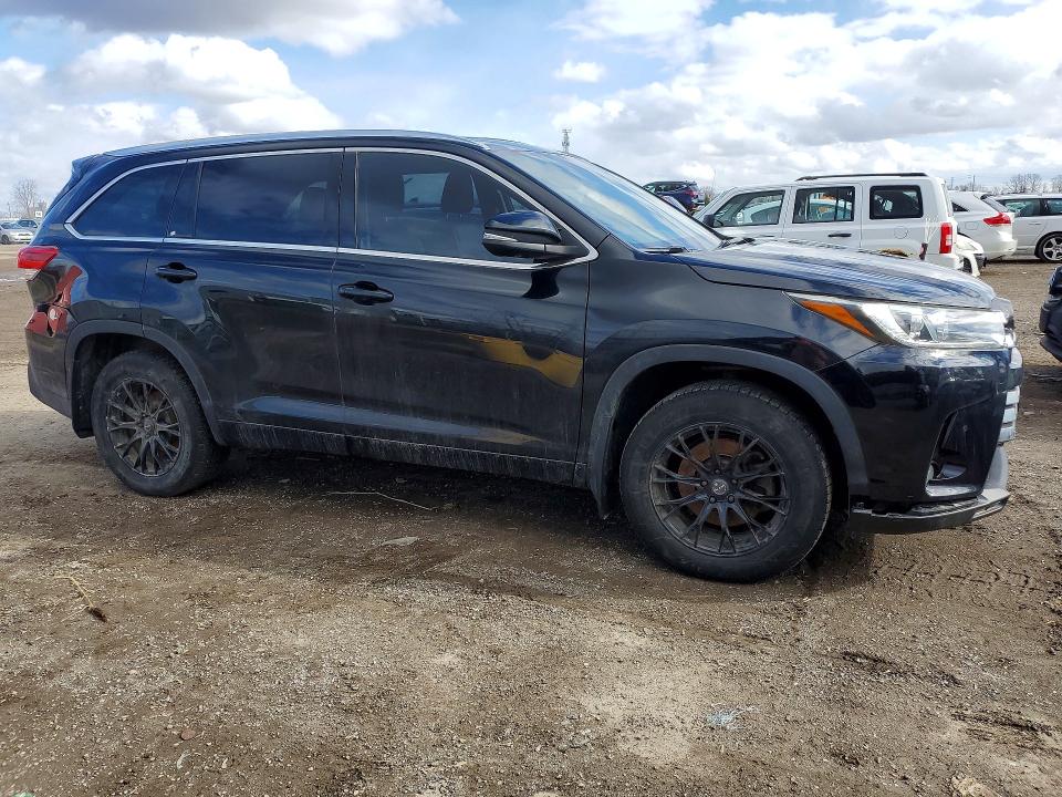 2018 Toyota VIN 5TDDZRFH1JS833975 COPART salvage auction — VANDALISM, On - Permit No Brand - Unfit, sold $15,900 on 2026-07-03 (photo 4)