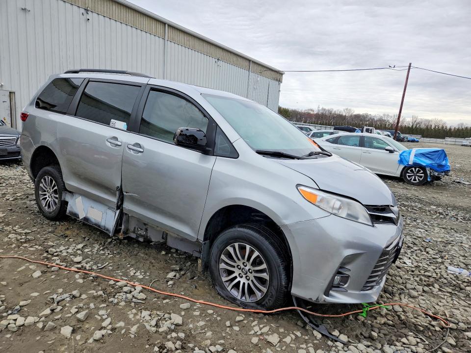 2018 Toyota Sienna VIN 5TDYZ3DC1JS910401 COPART salvage auction — SIDE, Salvage Title, sold $2,600 on 2026-07-22 (photo 4)