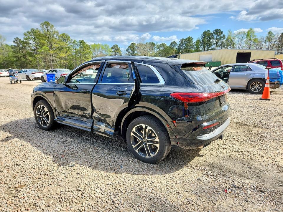 2025 Audi Q5 VIN WA11AAGU2S2026424 COPART salvage auction — SIDE, Salvage Title, sold $10,000 on 2026-07-31 (photo 2)