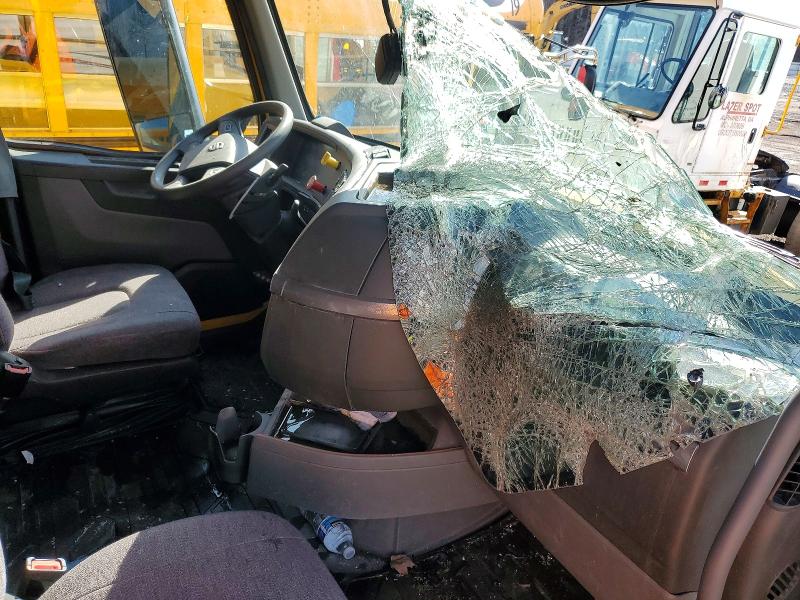 2022 Volvo VIN 4V4NC9EH9NN289300 COPART salvage auction — ROLLOVER, Salvage Title, sold $53,000 on 2026-08-04 (photo 5)