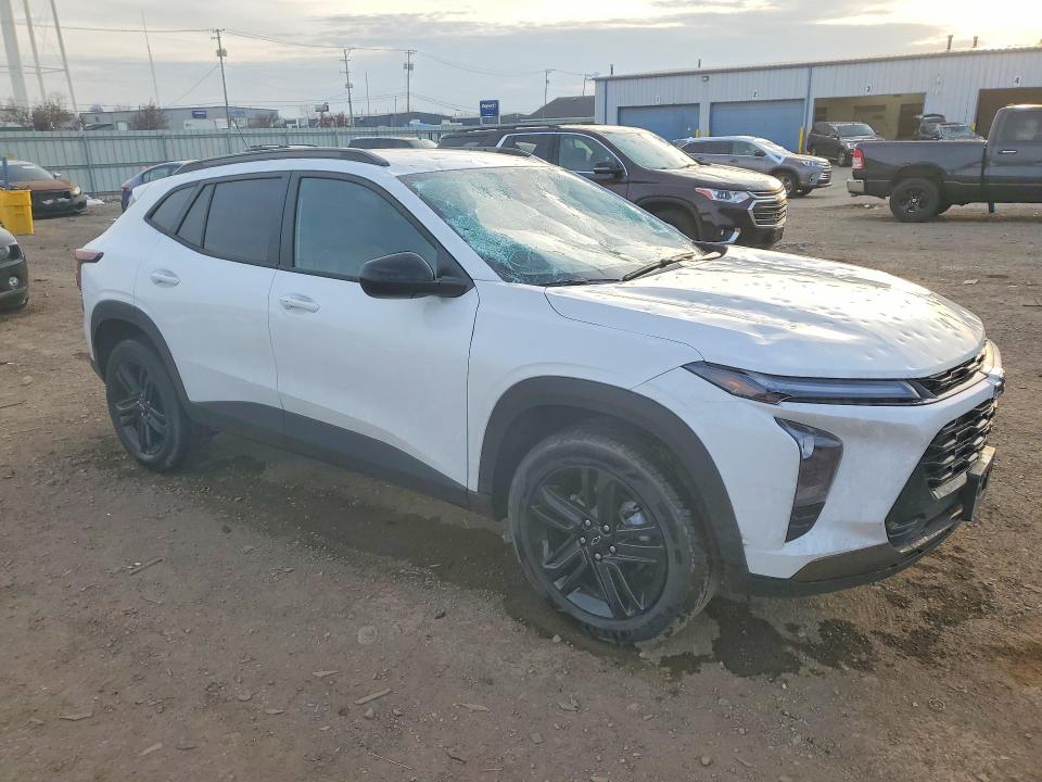 2025 Chevrolet Trax VIN KL77LKEP9SC162781 COPART salvage auction — HAIL, Il - Salvage Certificate, sold $5,700 on 2026-07-03 (photo 4)